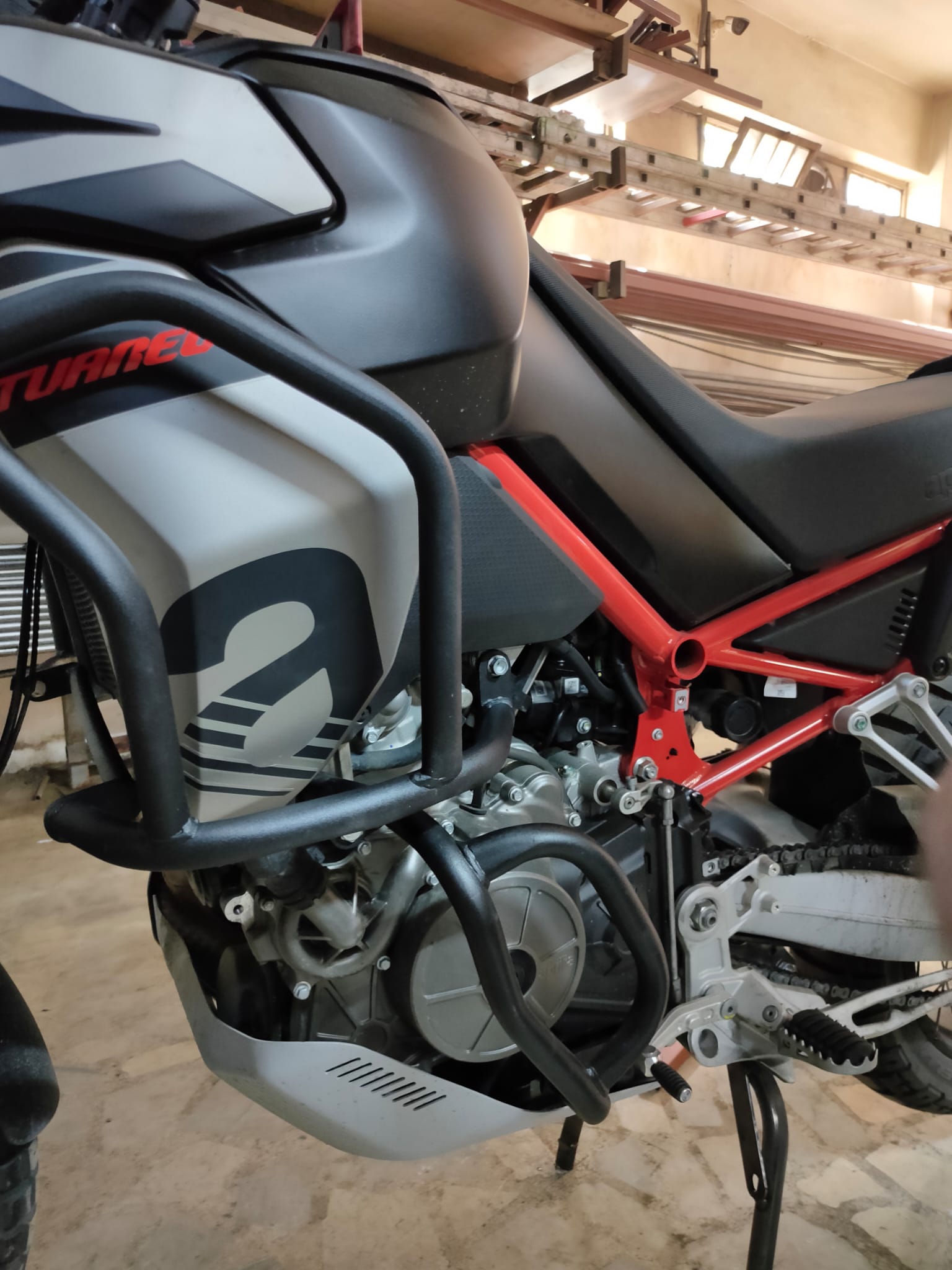 APRİLLA TUAREG 660 KORUMA DEMİRİ