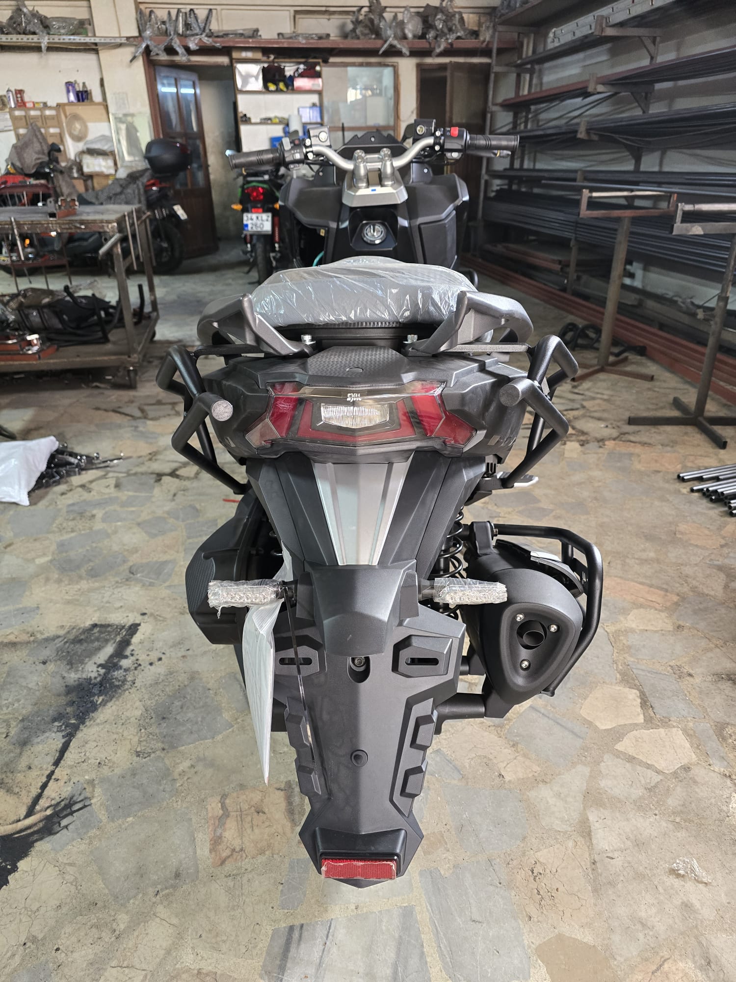 SYM ADX 300 ARKA ÇANTA TAŞIMA DEMİRİ
